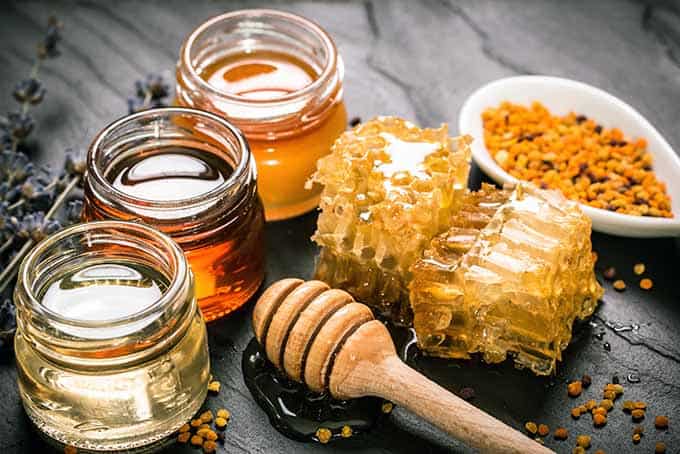 honey varieties with comb and pollen